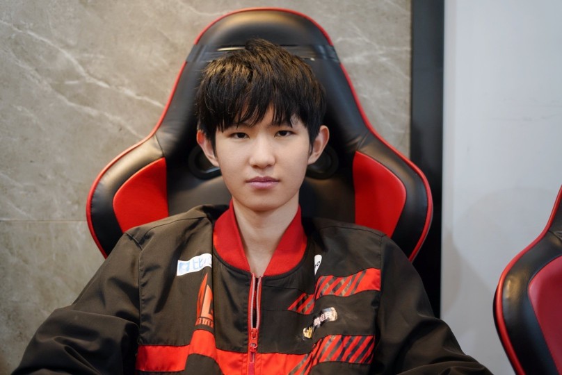 faker ： ＂在我与 SKT 的时光中，我有许多美好的回忆；与 T1 一起，我经历了很多个人成长＂